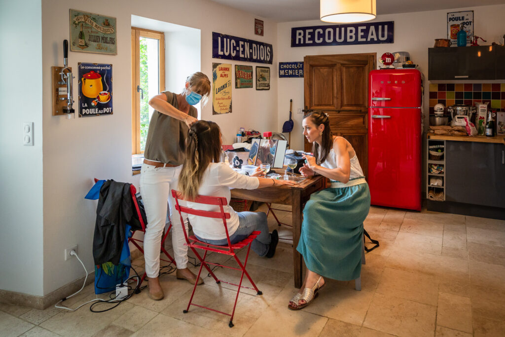 Mariée qui se prépare avec sa témoin dans une maison joliment décorée, photo issue d'un reportage photo fait par un photographe mariage professionnel