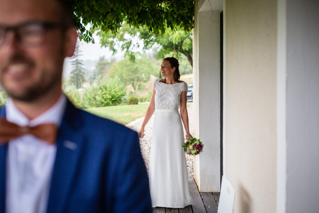 la mariée et le marié s'apprêtent à se découvrir dans leurs tenues de mariés le jour de leur mariage, moment de découverte capté par un photographe mariage à Chambéry