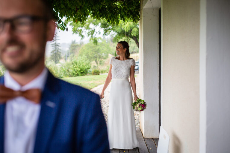 la mariée et le marié s'apprêtent à se découvrir dans leurs tenues de mariés le jour de leur mariage