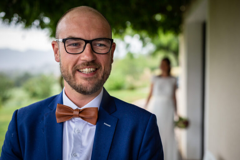 la mariée et le marié s'apprêtent à se découvrir dans leurs tenues de mariés le jour de leur mariage