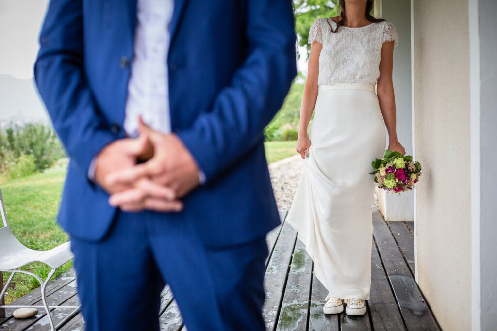détail des tenues de mariés le jour de leur mariage, photos de couple par un photographe mariage à Annecy