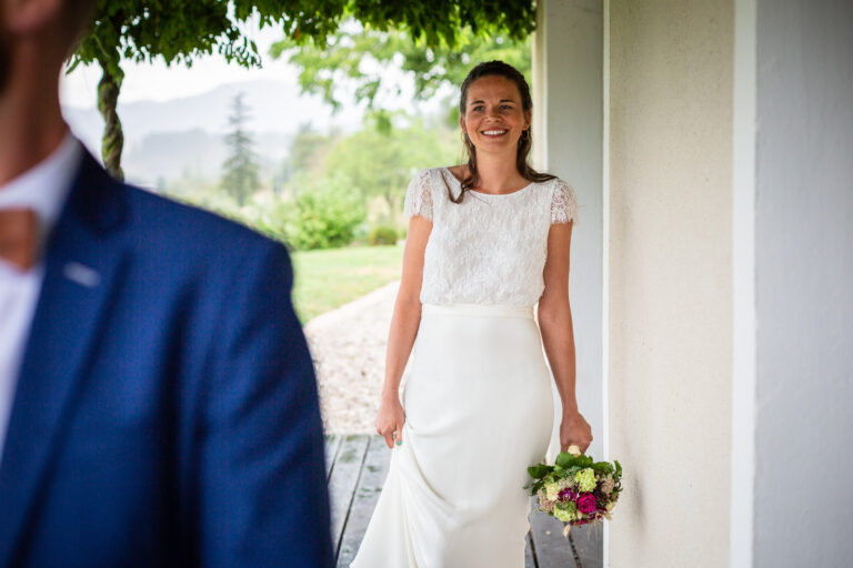 la mariée et le marié s'apprêtent à se découvrir dans leurs tenues de mariés le jour de leur mariage