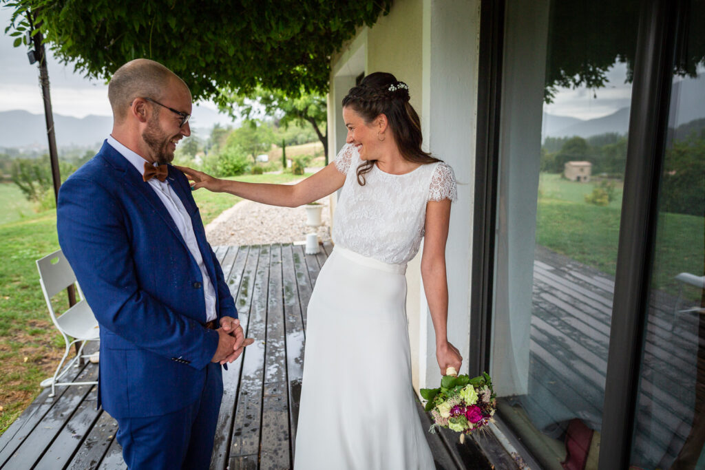 le moment de la découverte où les mariés se voient pour la première fois avec émotion dans leurs tenues de mariés, photo captée par un photographe professionnel