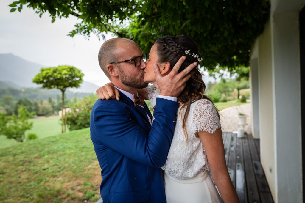 photo réalisée par un photographe mariage des mariés s'embrassent avec émotion et amour