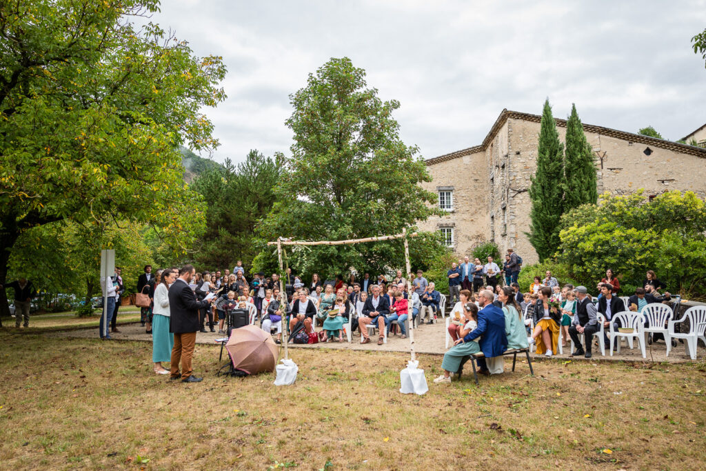 cérémonie de mariage dans la cour d'un domaine