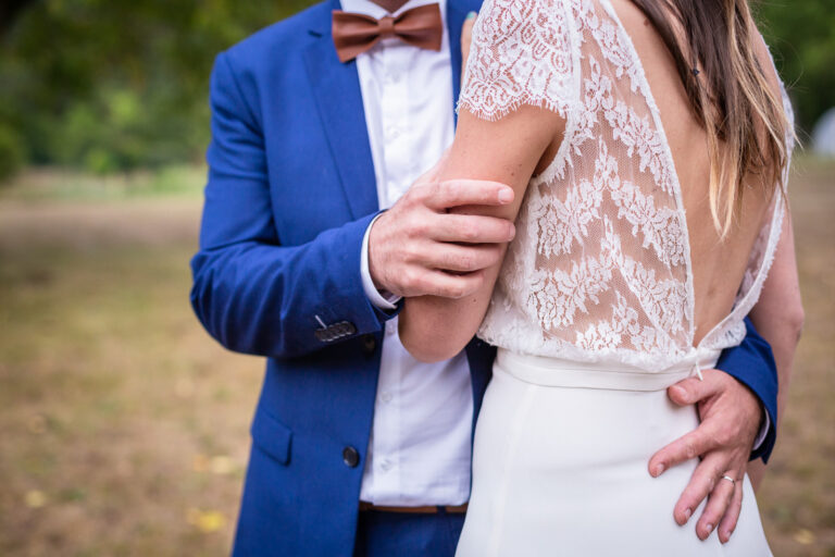 détail des mariés qui s'enlacent capté par un photographe mariage le jour de leur mariage