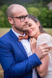 portrait des mariés qui s'enlacent capté par un photographe mariage le jour de leur mariage