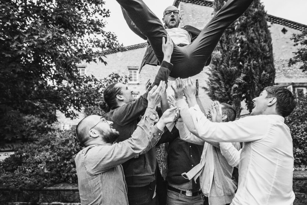 jeter de marié par les témoins et amis des mariés le jour de leur mariage, photo réalisée par un photographe mariage professionnel