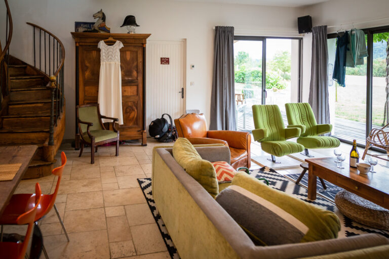 intérieur d'une maison avec des objets de décoration chinés, prise par un photographe mariage