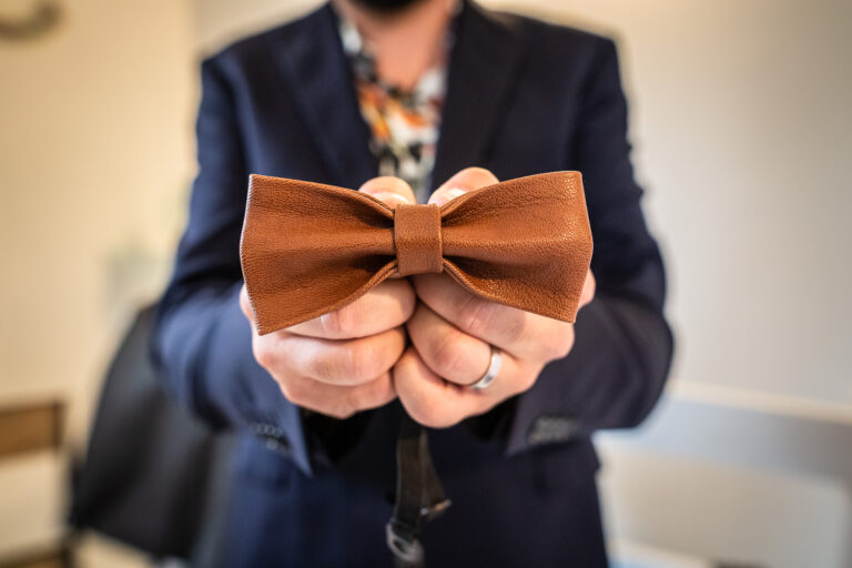 le noeud papillon du futur marié vu par un photographe mariage