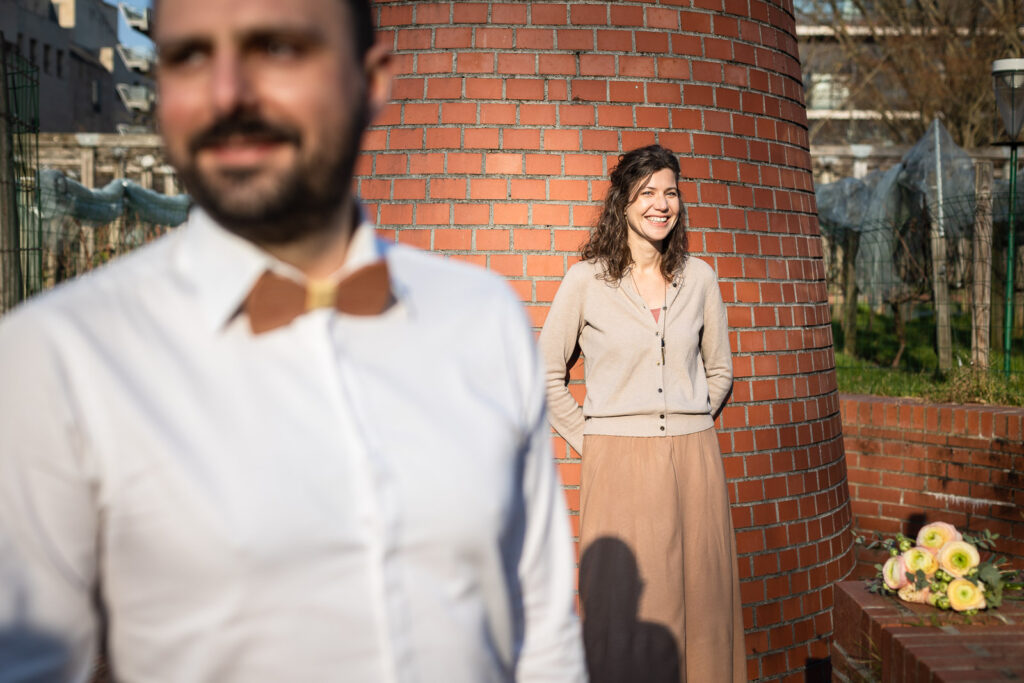 couple amoureux dans un parc lors d'une séance photo avec un photographe professionnel