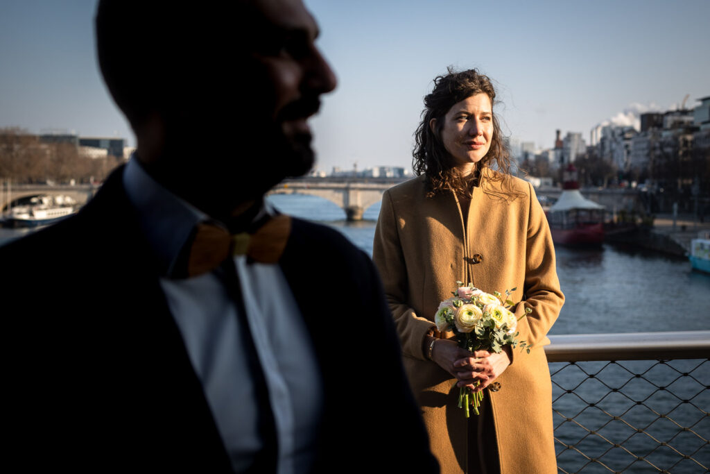 couple d'amoureux sur un pont parisien lors d'une séance photo