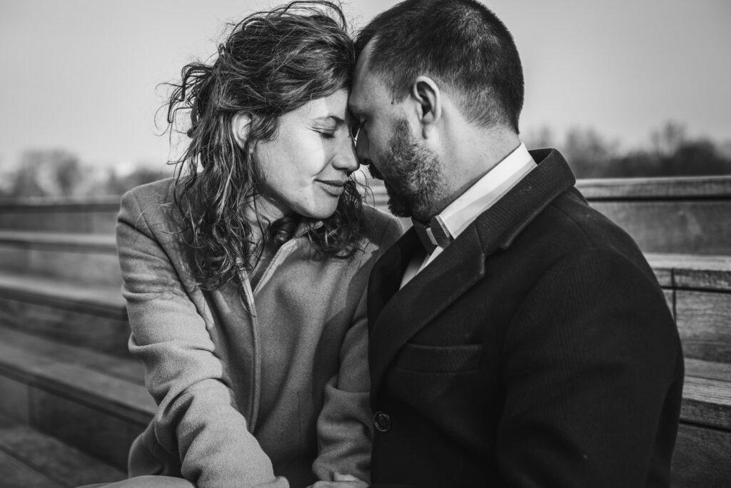 photo d'un couple plein de tendresse lors d'une séance photo couple réalisée par un photographe professionnel