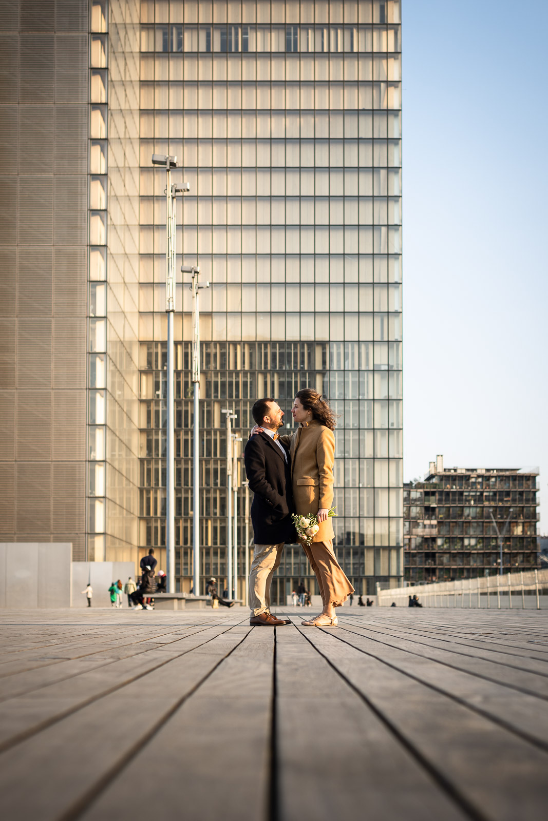 couple d'amoureux devant un bâtiment à Paris, lors d'une séance photo couple avec un photographe mariage