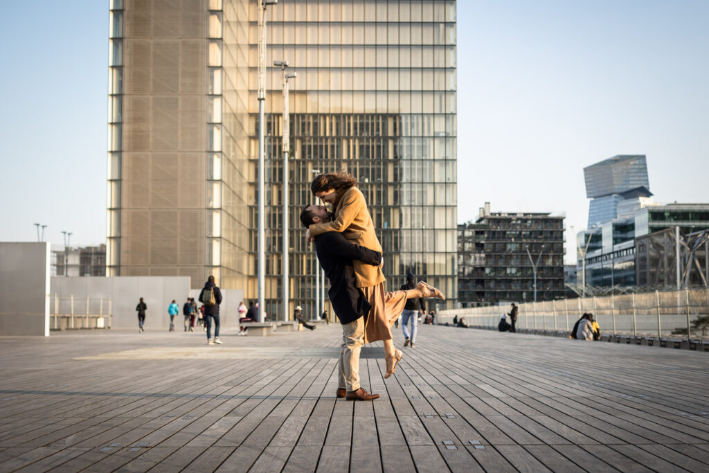 couple d'amoureux devant un bâtiment à Paris, lors d'une séance photo couple avec un photographe mariage