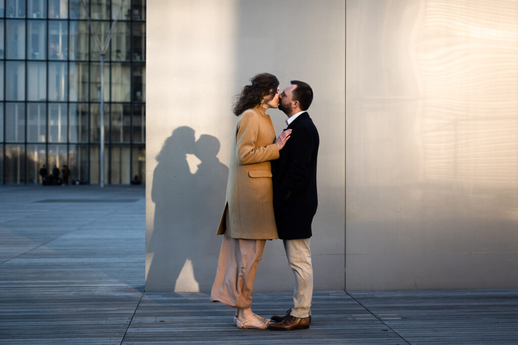 couple d'amoureux devant un bâtiment à Paris, lors d'une séance photo couple avec un photographe mariage