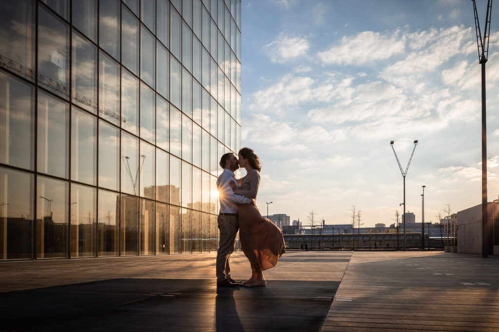 couple d'amoureux devant un bâtiment à Paris, lors d'une séance photo couple au coucher de soleil