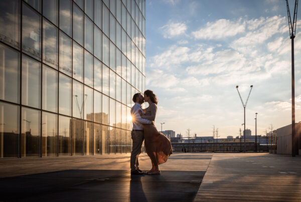 couple d'amoureux devant un bâtiment à Paris, lors d'une séance photo couple au coucher de soleil
