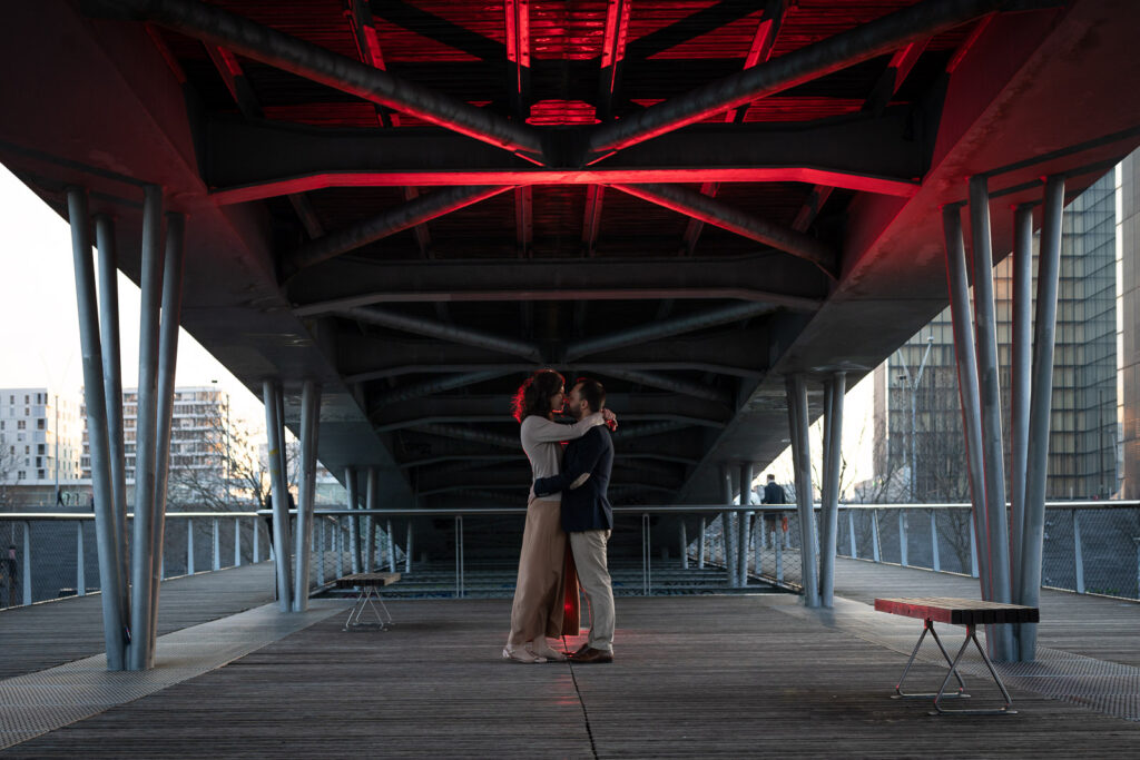 photo artistique d'un couple qui s'embrasse sous un pont à Paris lors d'une session photo de couple avec un photographe professionnel