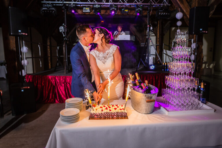 découpage du gâteau lors d'un mariage en isère