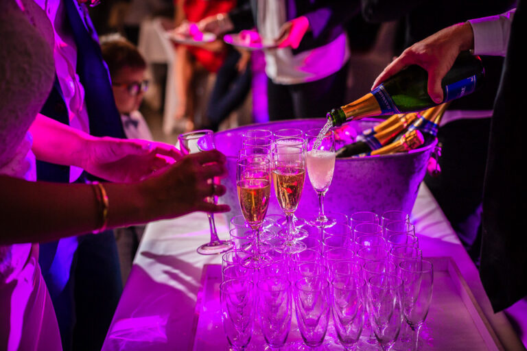 ambiance de la soirée de mariage avec le service du champagne, mariage en isère