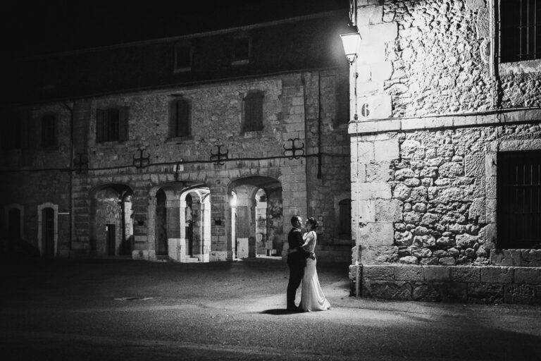 mariés le jour de leur mariage, photo de couple de nuit