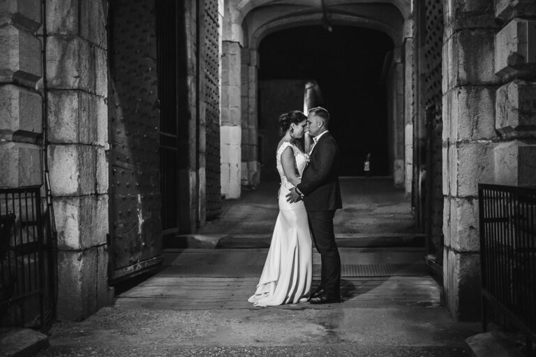 mariés le jour de leur mariage, photo de couple de nuit