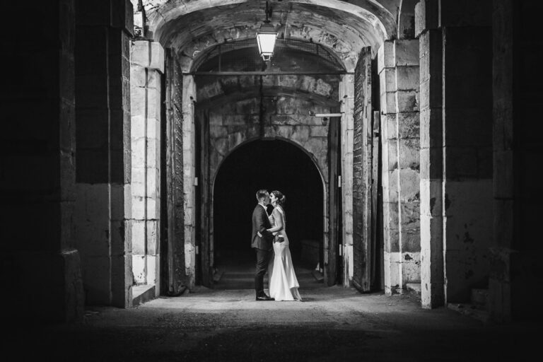 mariés le jour de leur mariage, photo de couple de nuit