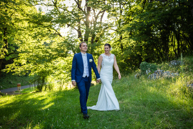 mariés le jour de leur mariage, photo de couple réalisée par un photographe mariage en isère