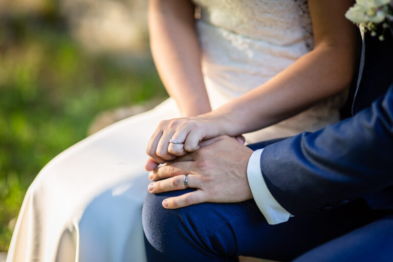 détail des mains des mariés, photo de couple réalisée par un photographe mariage en isère
