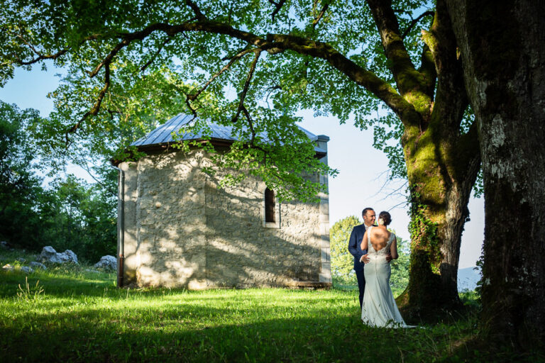 mariés le jour de leur mariage, photo de couple réalisée par un photographe mariage en isère