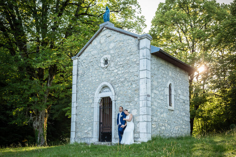 mariés le jour de leur mariage, photo de couple réalisée par un photographe mariage en isère