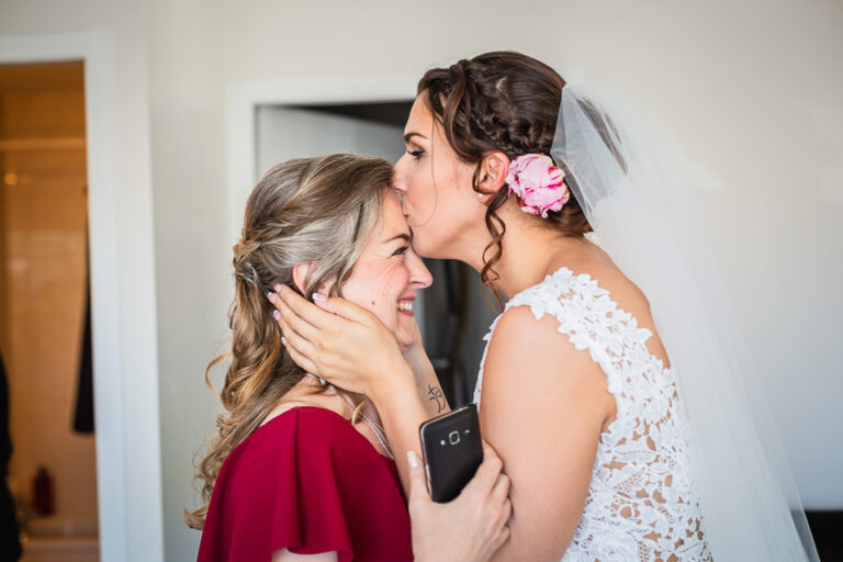 habillage de la mariée avec l'aide de ses témoins, photo réalisée par un photographe mariage en isère