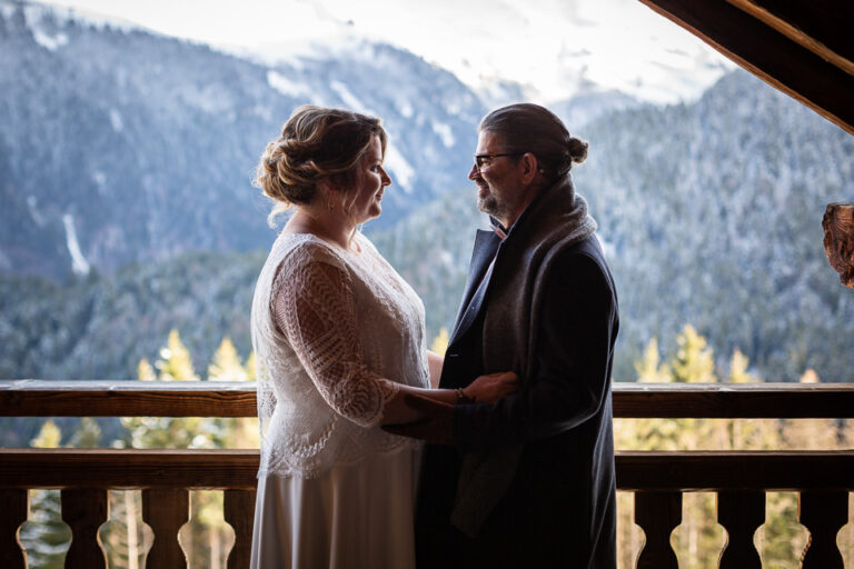 les mariés sur le balcon du gite du passant lors de leur mariage d'hiver