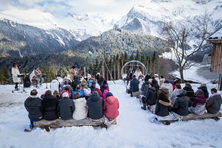 cérémonie de mariage d'hiver devant les montagnes enneigées