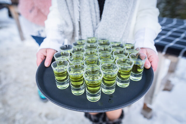 un verre de chartreuse pour les invités du mariage