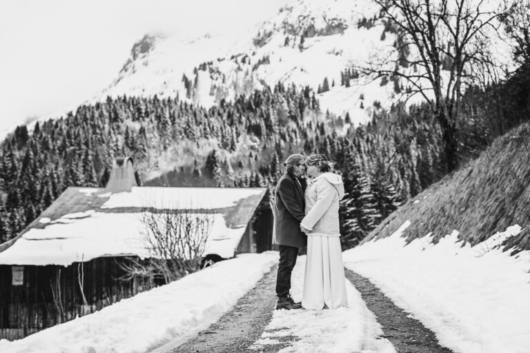 couple dans la neige pour les photos de couple le jour de leur mariage d'hiver