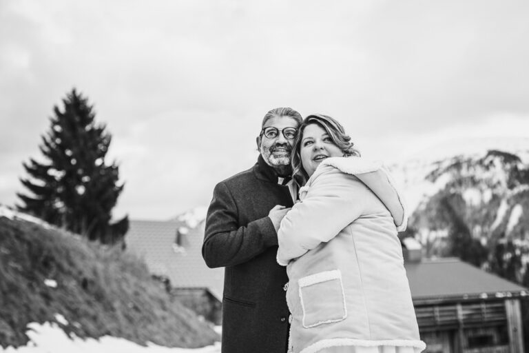 couple de mariés le jour de leur mariage d'hiver en haute savoie