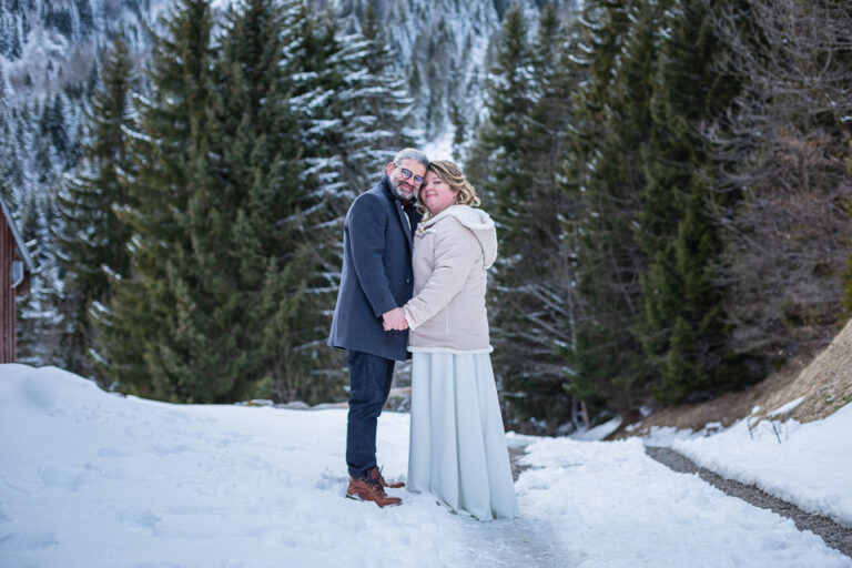 couple dans la neige pour les photos de couple le jour de leur mariage d'hiver