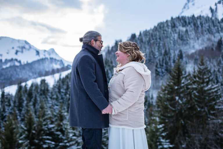 couple dans la neige pour les photos de couple le jour de leur mariage d'hiver