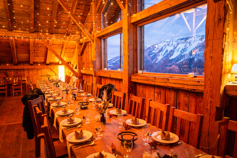 décoration dans la salle de récpetion avec vue sur les montagnes