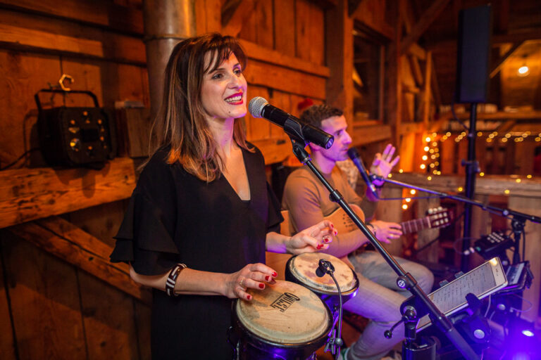 chanteuse du groupe karamelis lors de la soirée de mariage