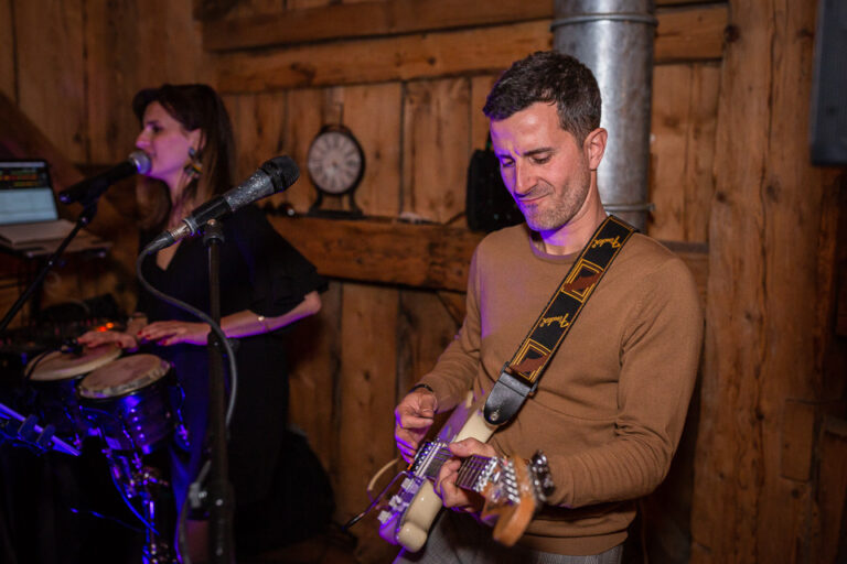 musicien du groupe karamelis lors de la soirée de mariage