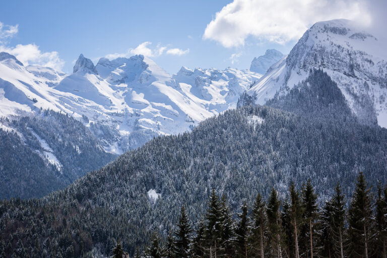 Vue sur les montagnes enneigées depuis le gite du passant au Reposoir