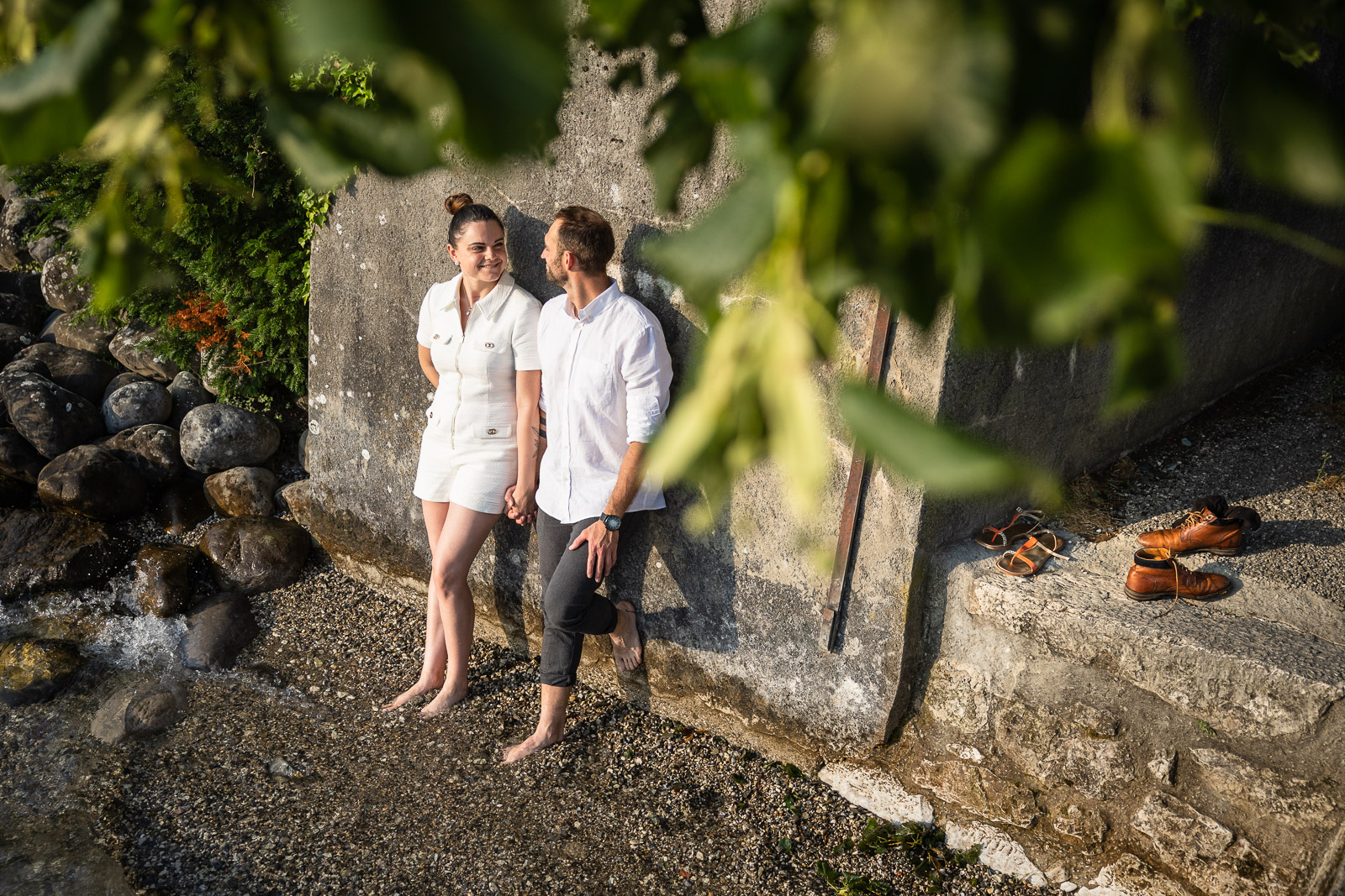 séance photo couple au bord du lac d'annecy