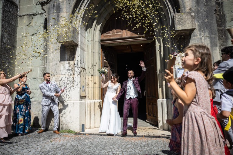 couple de mariés à la sortie de l'église