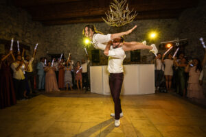 les mariés lors de l'ouverture de bal le jour de leur mariage, le marié porte la mariée sur son épaule pour une danse spectaculaire