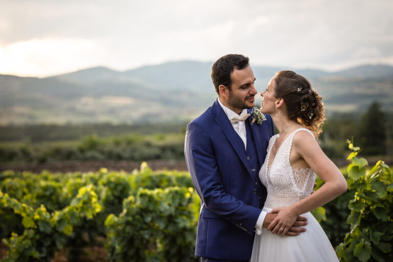 couple de jeunes mariés lors de leur séance photo