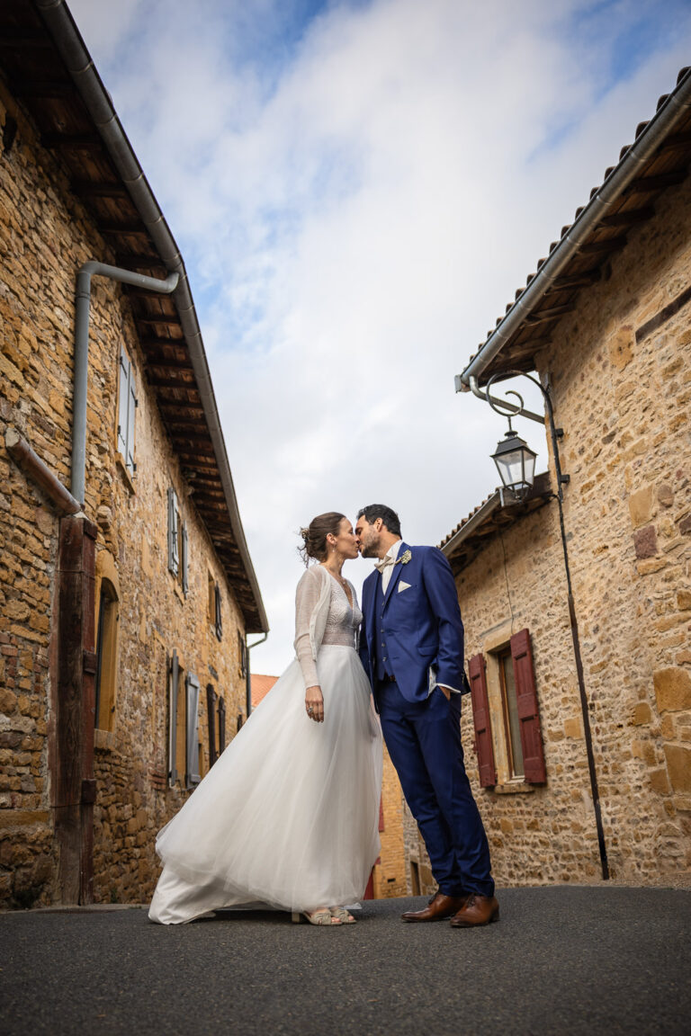 couple de mariés qui s'embrasse