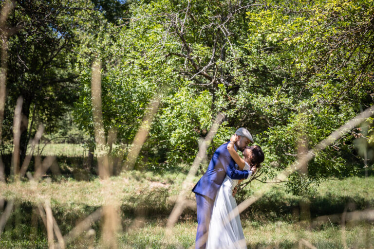 Séance photo des mariés en pleine nature